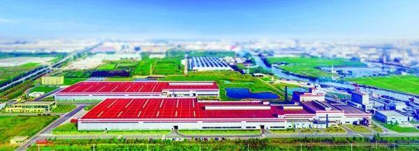 图为远眺上海新型建材岩棉生产基地.